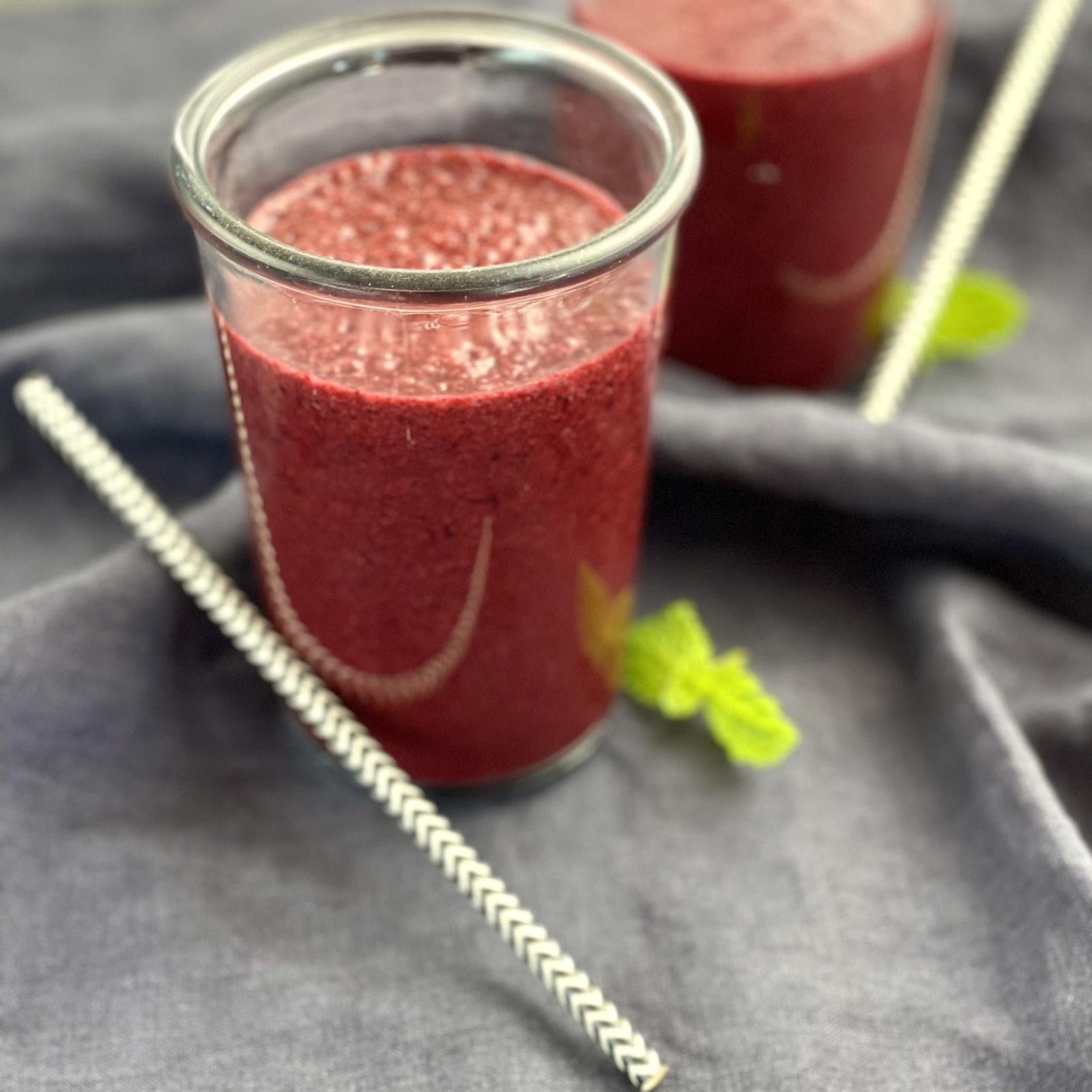 Borůvkové smoothie s jablkem a datlemi