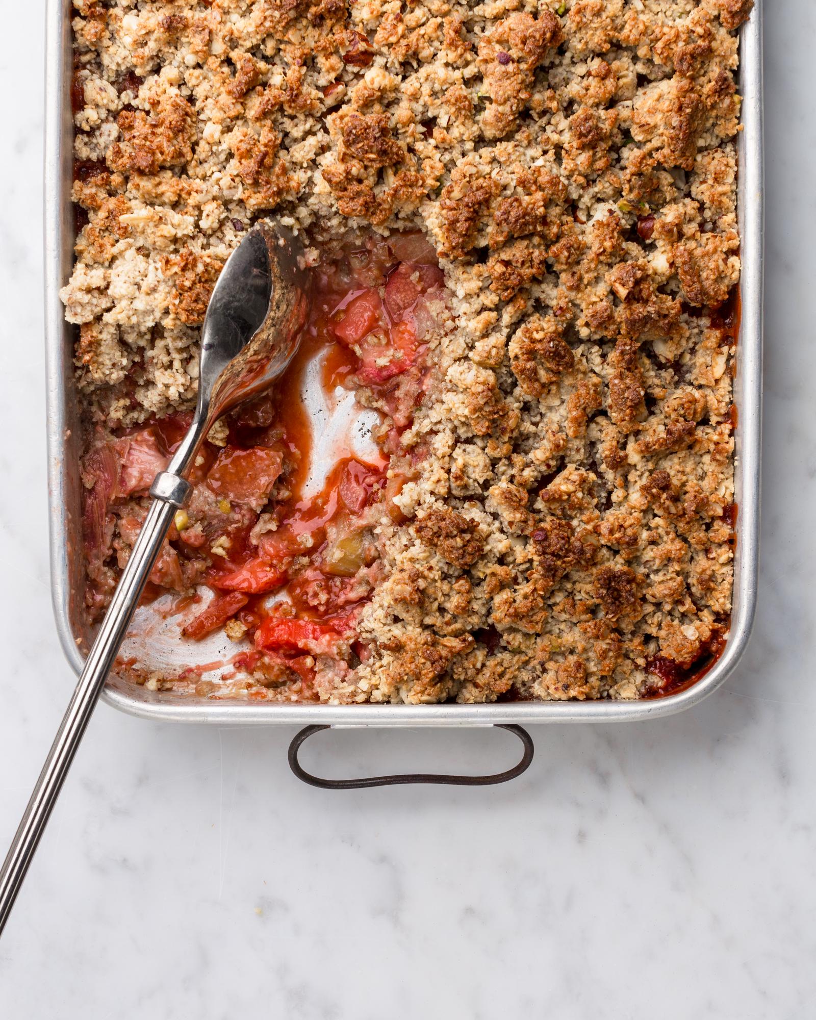 Crumble s rebarborou a jahodami