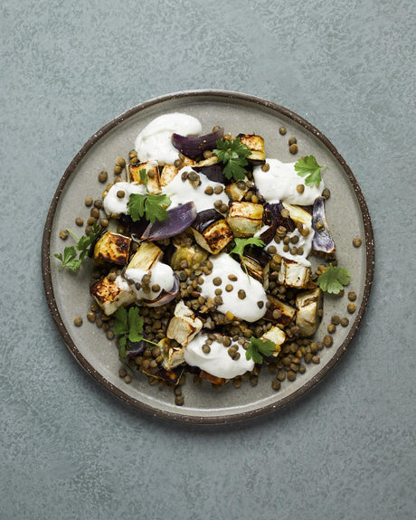 Lilkový salát s čočkou, tahini a jogurtem