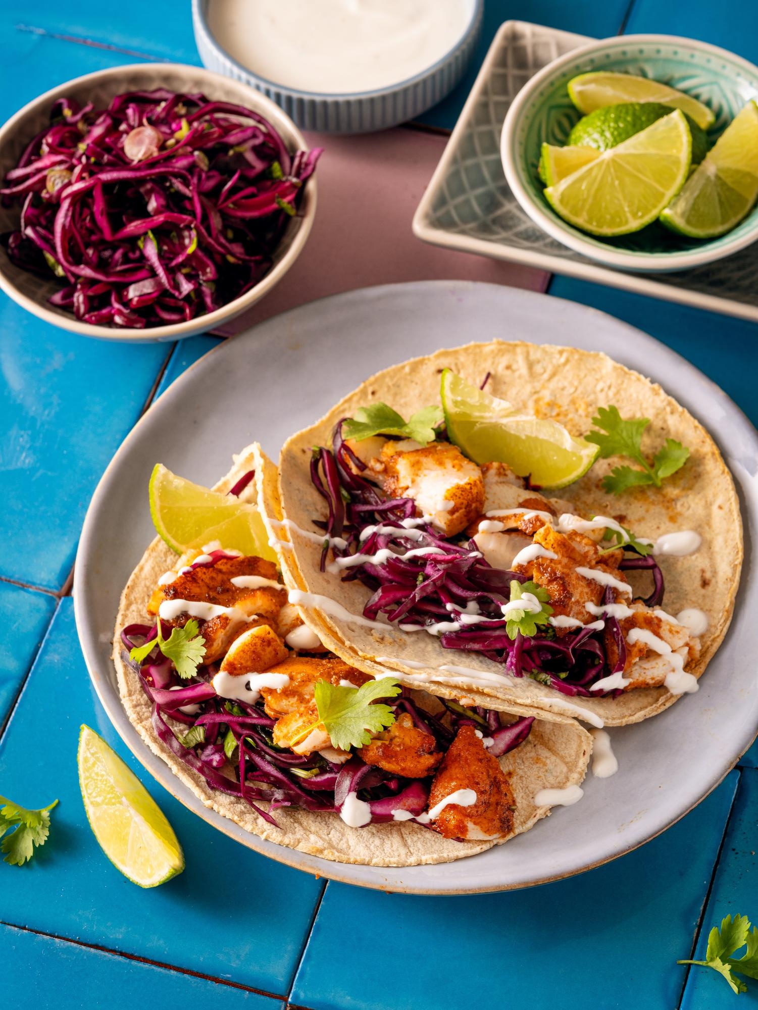 Mexické rybí tacos se zelným salátem a limetkovým krémem