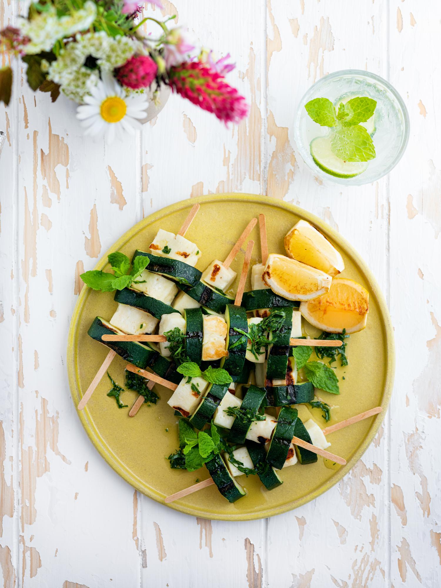 Špíz s cuketou a halloumi sýrem