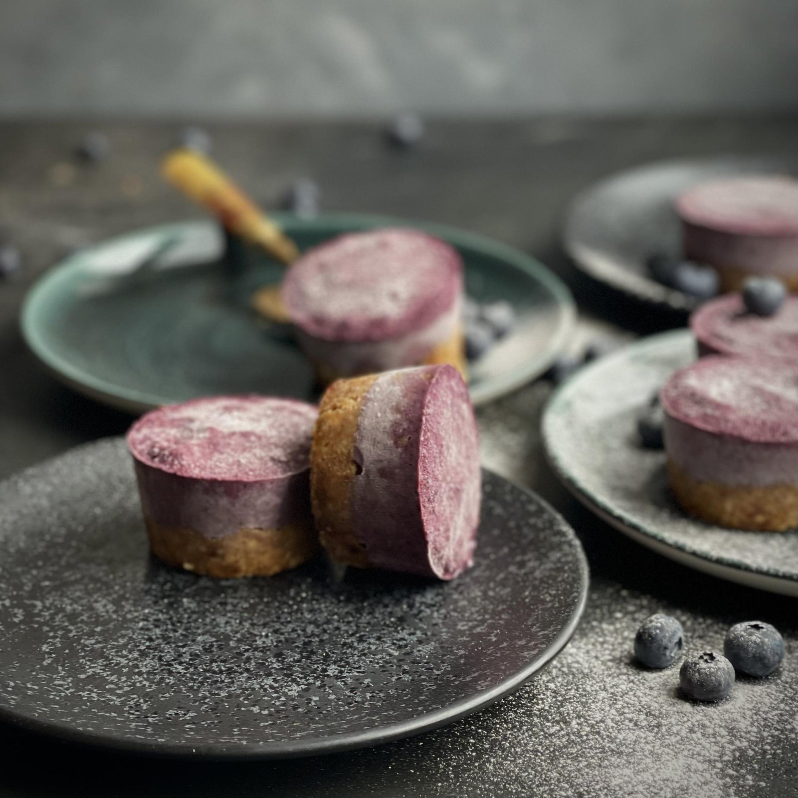 Raw borůvkový cheesecake