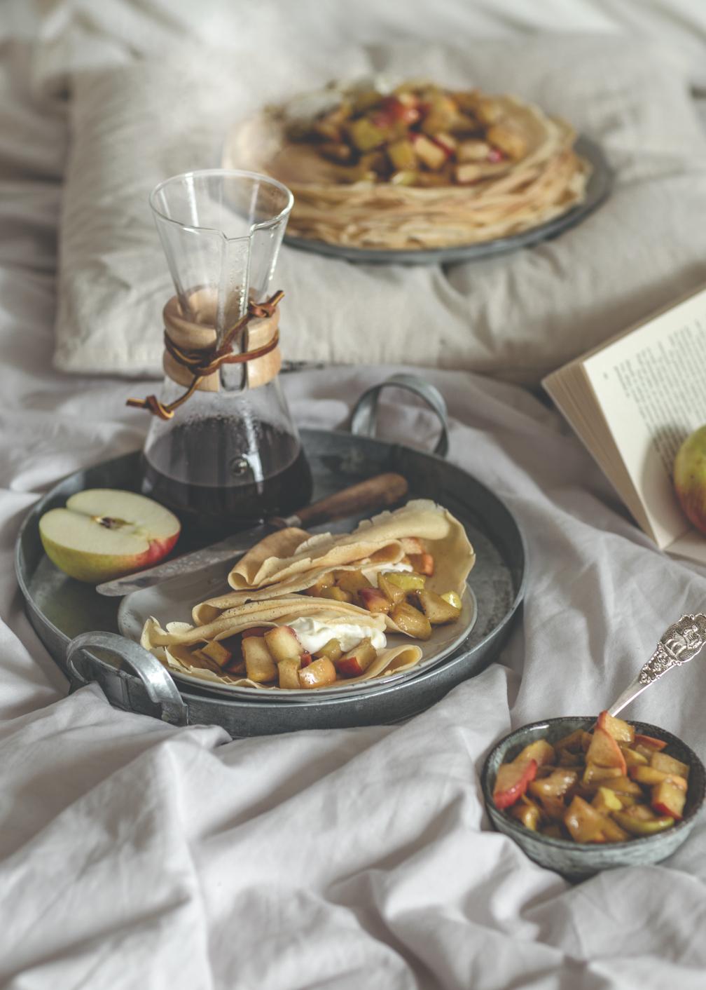 Crêpes s pečenými jablky a kardamomem