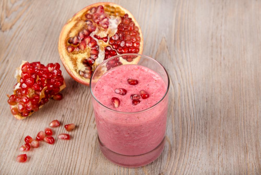 Smoothie s jahodami a granátovým jablkem