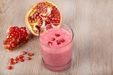 Smoothie s jahodami a granátovým jablkem