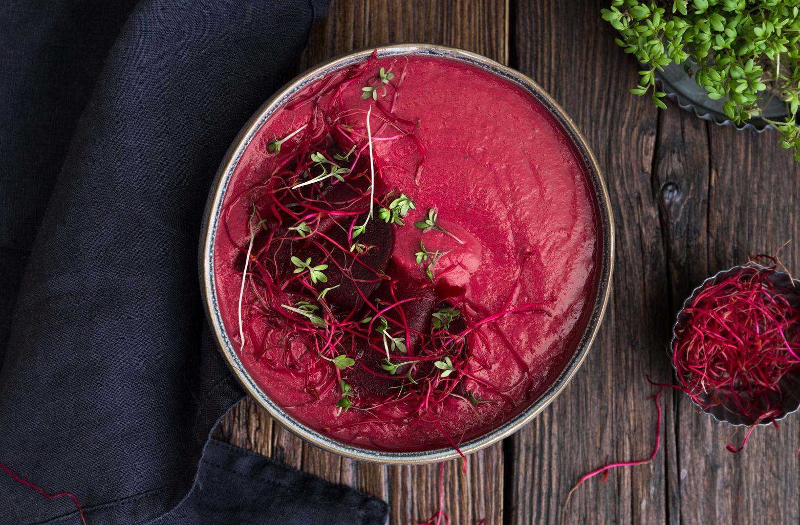 Jemné řepné gazpacho s jogurtem