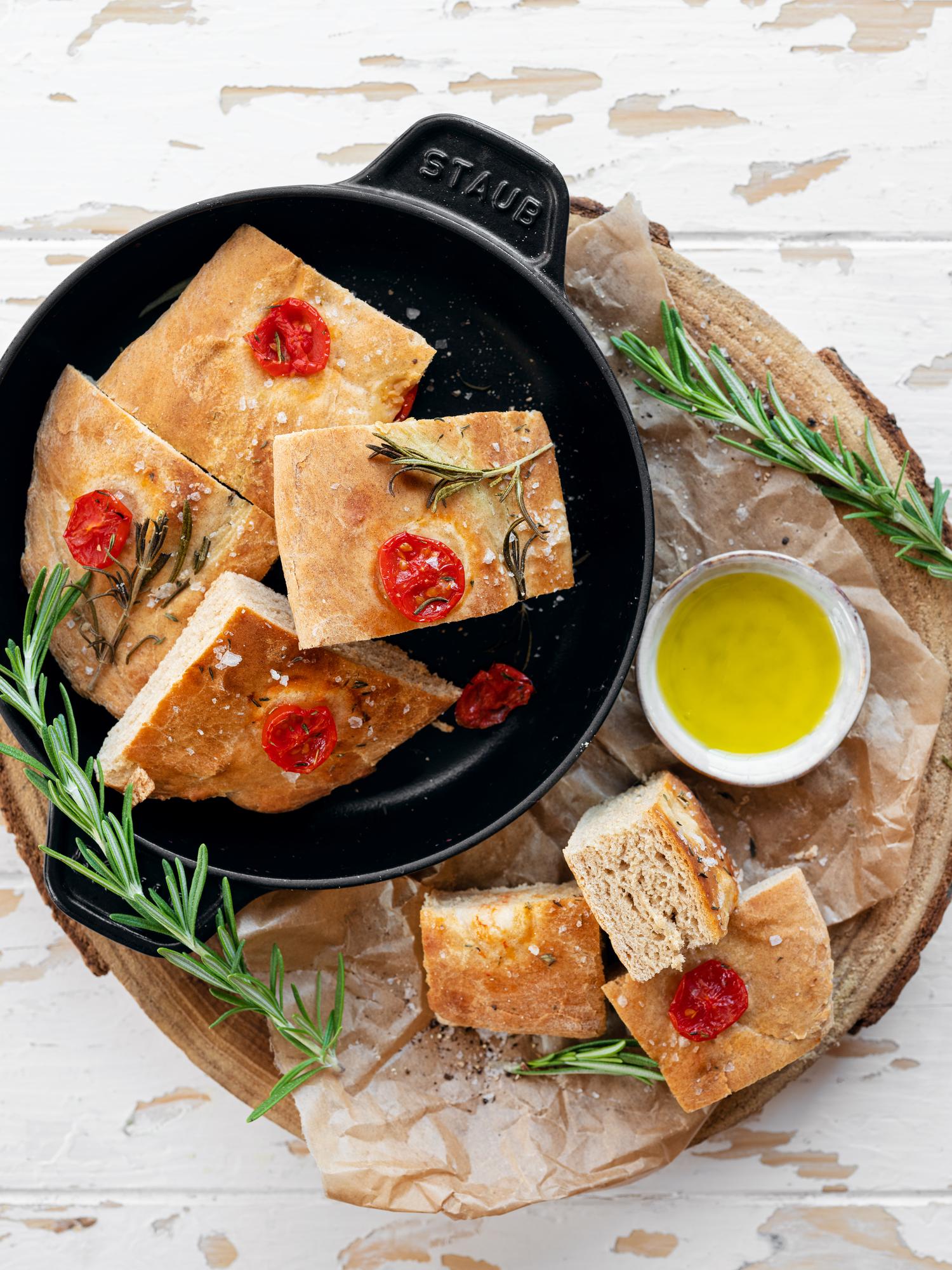 Focaccia s rozmarýnem a rajčaty