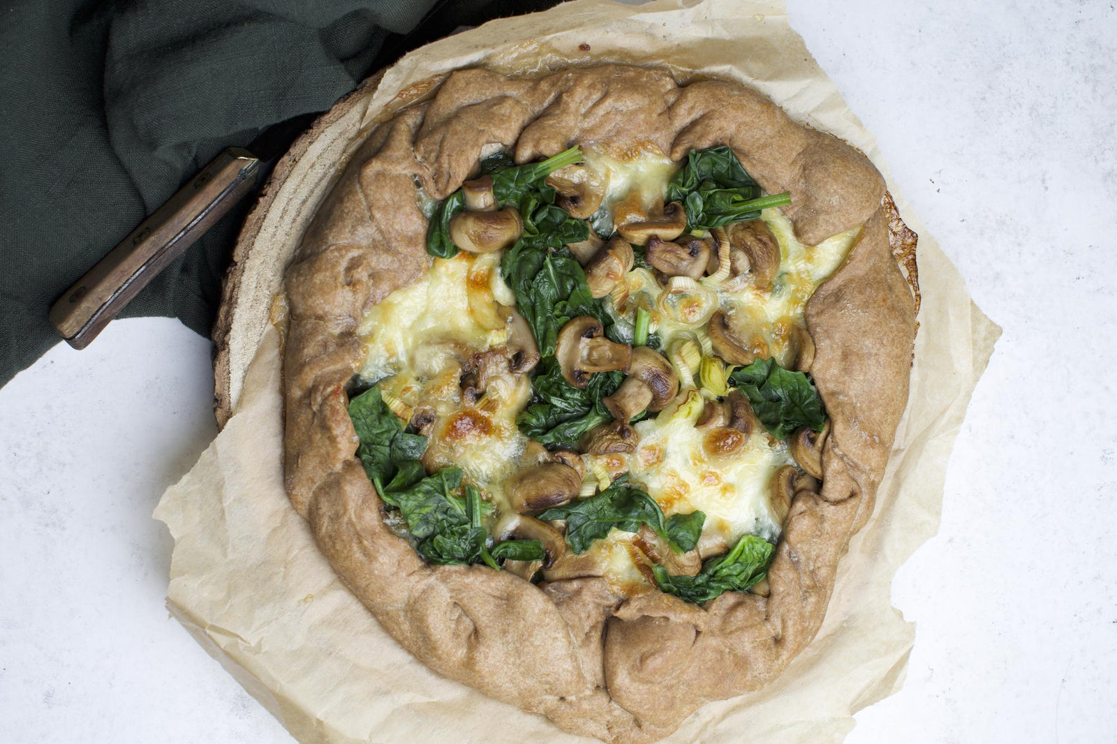 Slaná galette s pórkem, špenátem a houbami