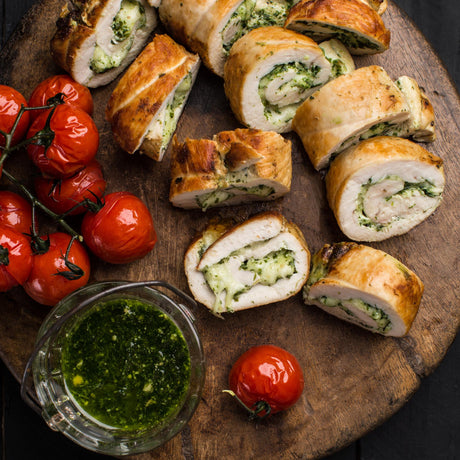 Kuřecí roláda s pestem, mozzarellou a opečenými cherry rajčátky
