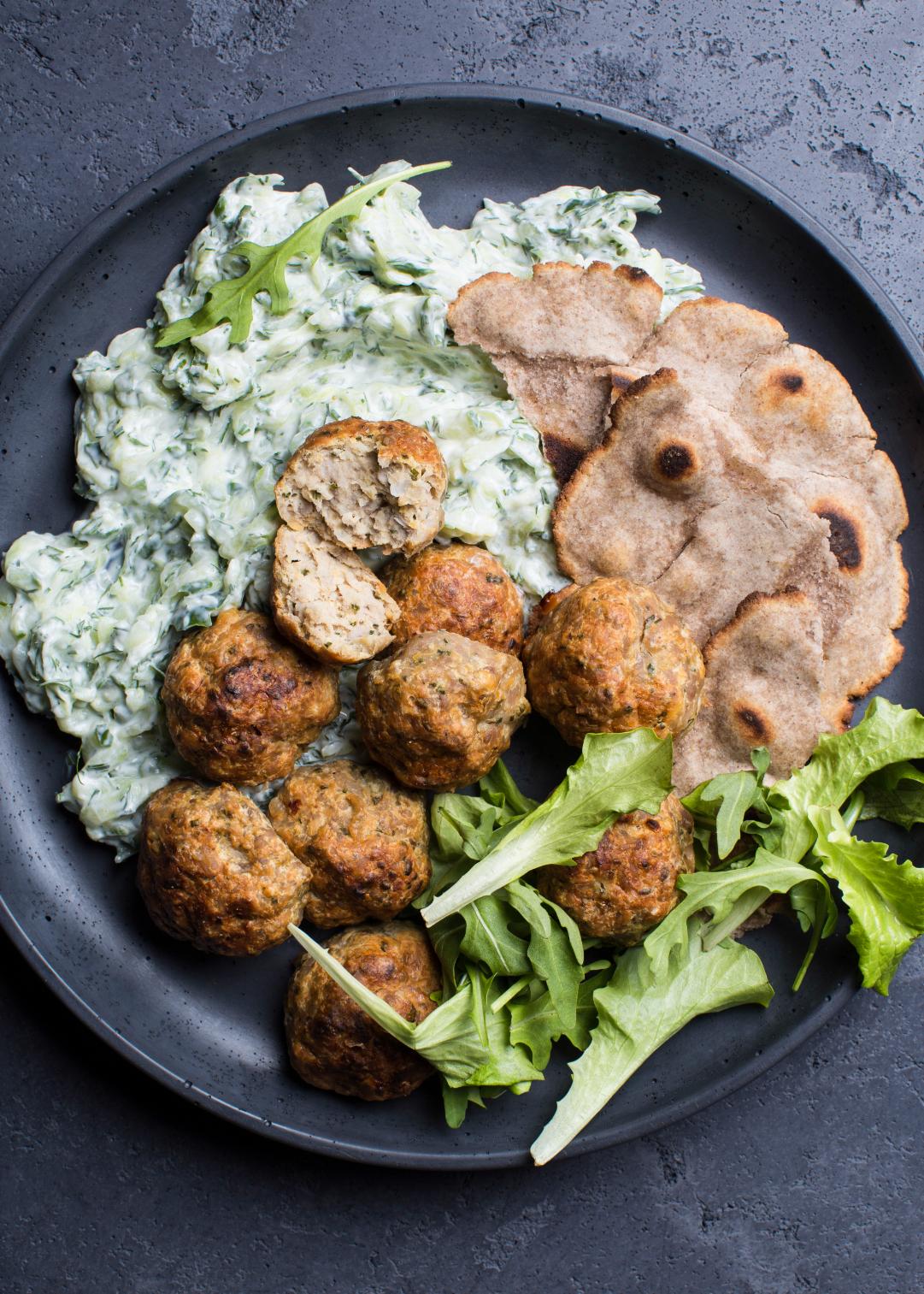 Cizrnové kuličky s krůtím masem a tzatziki