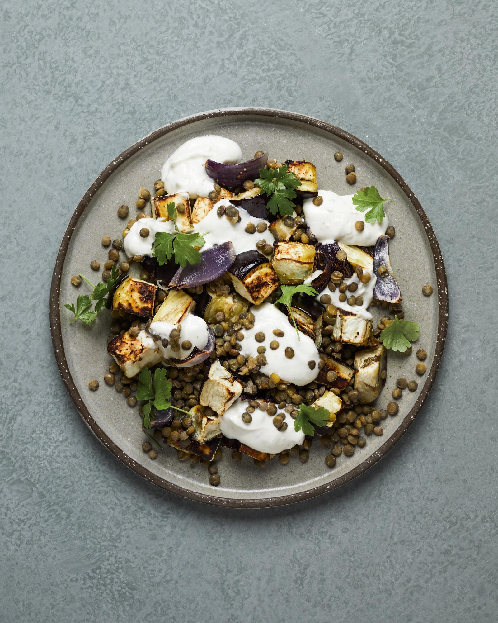 Lilkový salát s čočkou, tahini a jogurtem