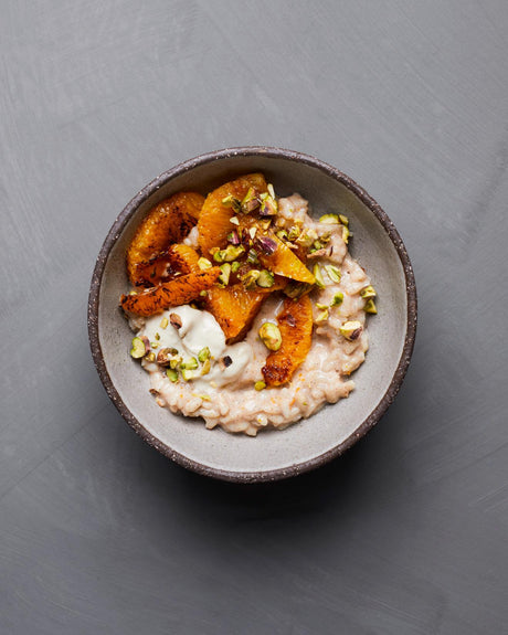 Mléčná rýže s karamelizovaným pomerančem, pistáciemi a tahini