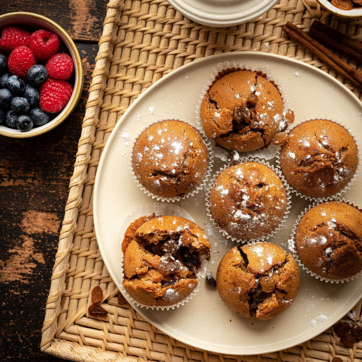 Muffiny se skořicí a rozinkami
