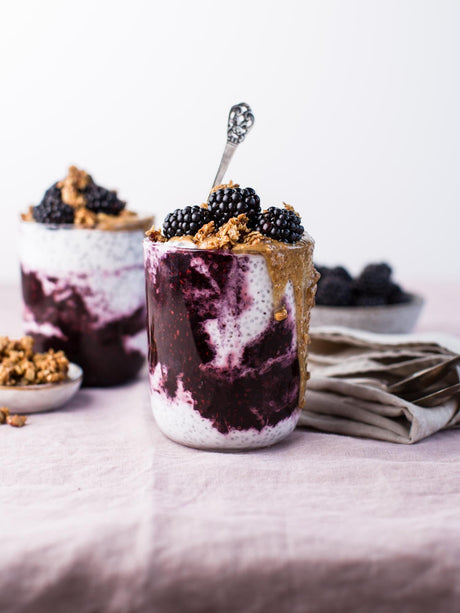 Chia parfait s ostružinami a granolou