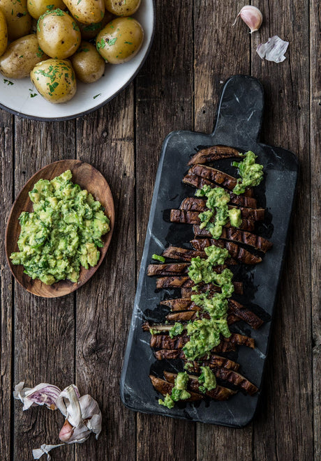 Portobello steaky s avokádovou omáčkou a bramborami