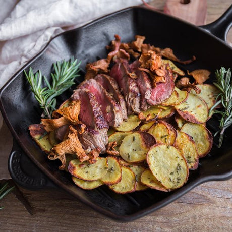 Hovězí steak s rozmarýnovými bramborami a houbami