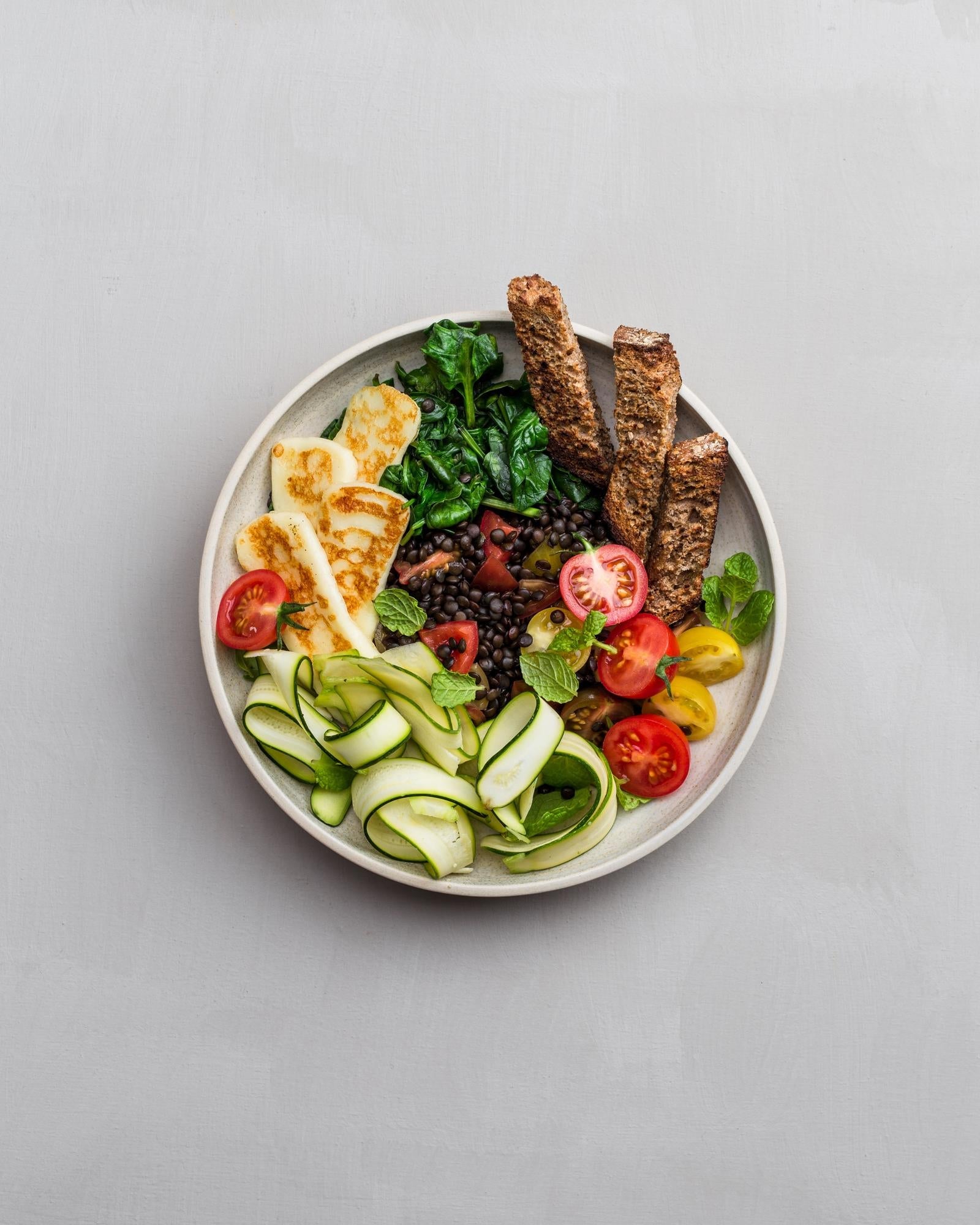 Slaná miska s halloumi