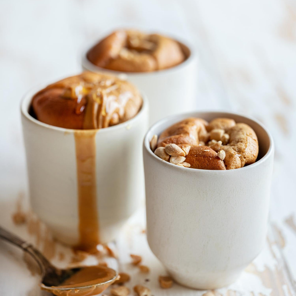 Vanilkový mug cake s arašídovým máslem