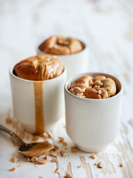 Vanilkový mug cake s arašídovým máslem