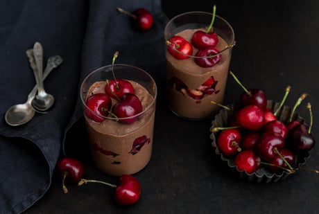 Veganská čokoládová mousse s třešněmi