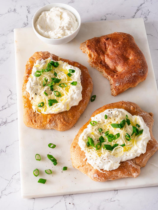 Maďarské langoše s tvarohovým dipem a česnekem