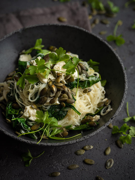 Rychlé rýžové nudle se špenátem, dýňovými semínky a balkánským sýrem